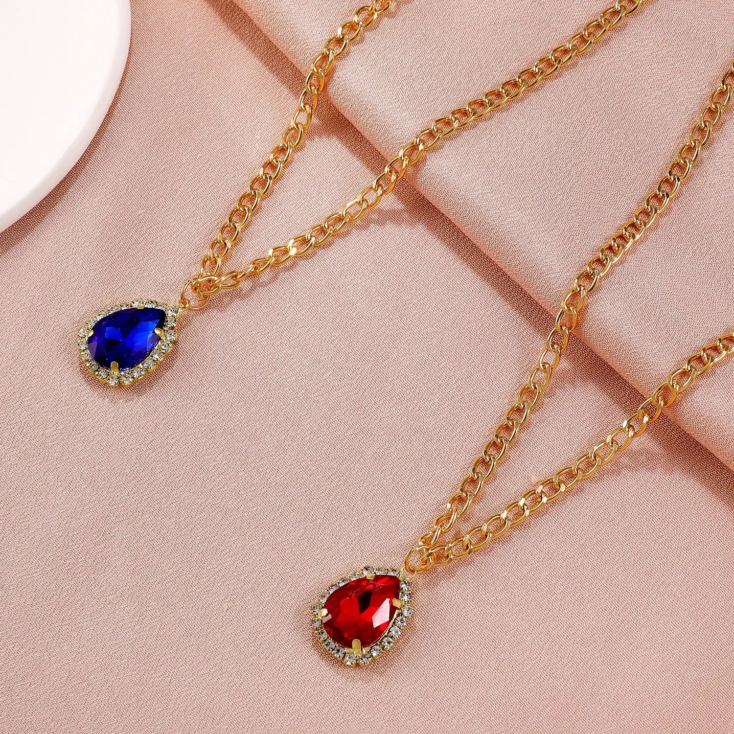 European Retro Luxury Inlaid Zircon Water Drop Pendant Necklace Shiny Crystal Gold Chain Necklace Women Wedding Party Jewelry 
European Retro Luxury Inlaid Zircon Water Drop Pendant Necklace Shiny Crystal Gold Chain Necklace Women Wedding Party Jewelry