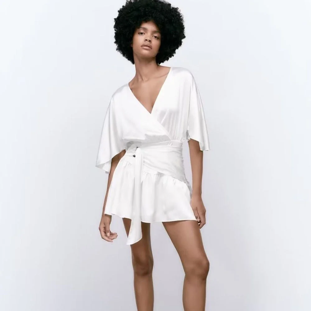 Combinaison courte en soie, nouveauté mode femmes, col en v, slim, taille sexy, texture satin, combinaison d'été 2022
Combinaison courte en soie, nouveauté mode femmes, col en v, slim, taille sexy, texture satin, combinaison d'été 2022