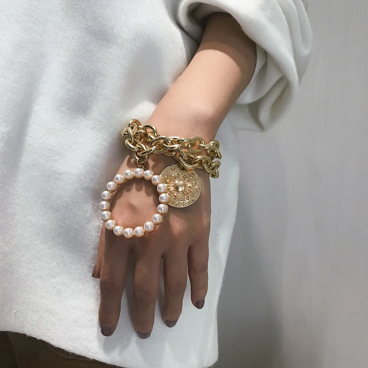 2Pcs/Set Punk Gold Stainless Steel Bracelets for Women Charm Bangle Bracelet Dangle Chain Link Women's Bracelet Pearl Jawlery
2Pcs/Set Punk Gold Stainless Steel Bracelets for Women Charm Bangle Bracelet Dangle Chain Link Women's Bracelet Pearl Jawlery