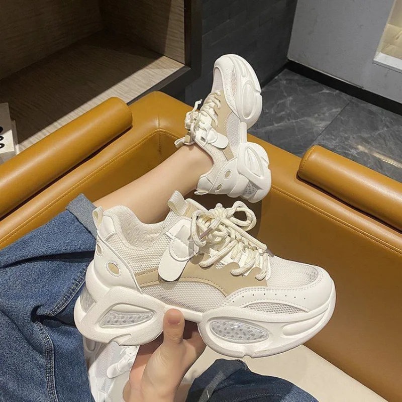 Женские кроссовки со шнуровкой, белые кроссовки на массивной вулканизированной подошве, спортивная обувь для прогулок, новинка 2023
Женские кроссовки со шнуровкой, белые кроссовки на массивной вулканизированной подошве, спортивная обувь для прогулок, новинка 2023