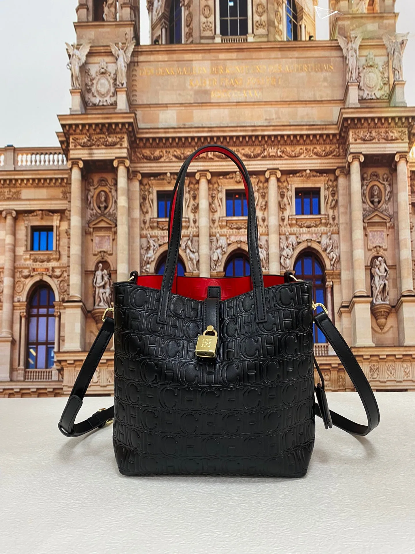 CILMI HARVILL CHHC 2022 New Women's Small Portable Messenger Single Shoulder Bucket Bag Large Capacity 100% Leather Logo Design
CILMI HARVILL CHHC 2022 New Women's Small Portable Messenger Single Shoulder Bucket Bag Large Capacity 100% Leather Logo Design