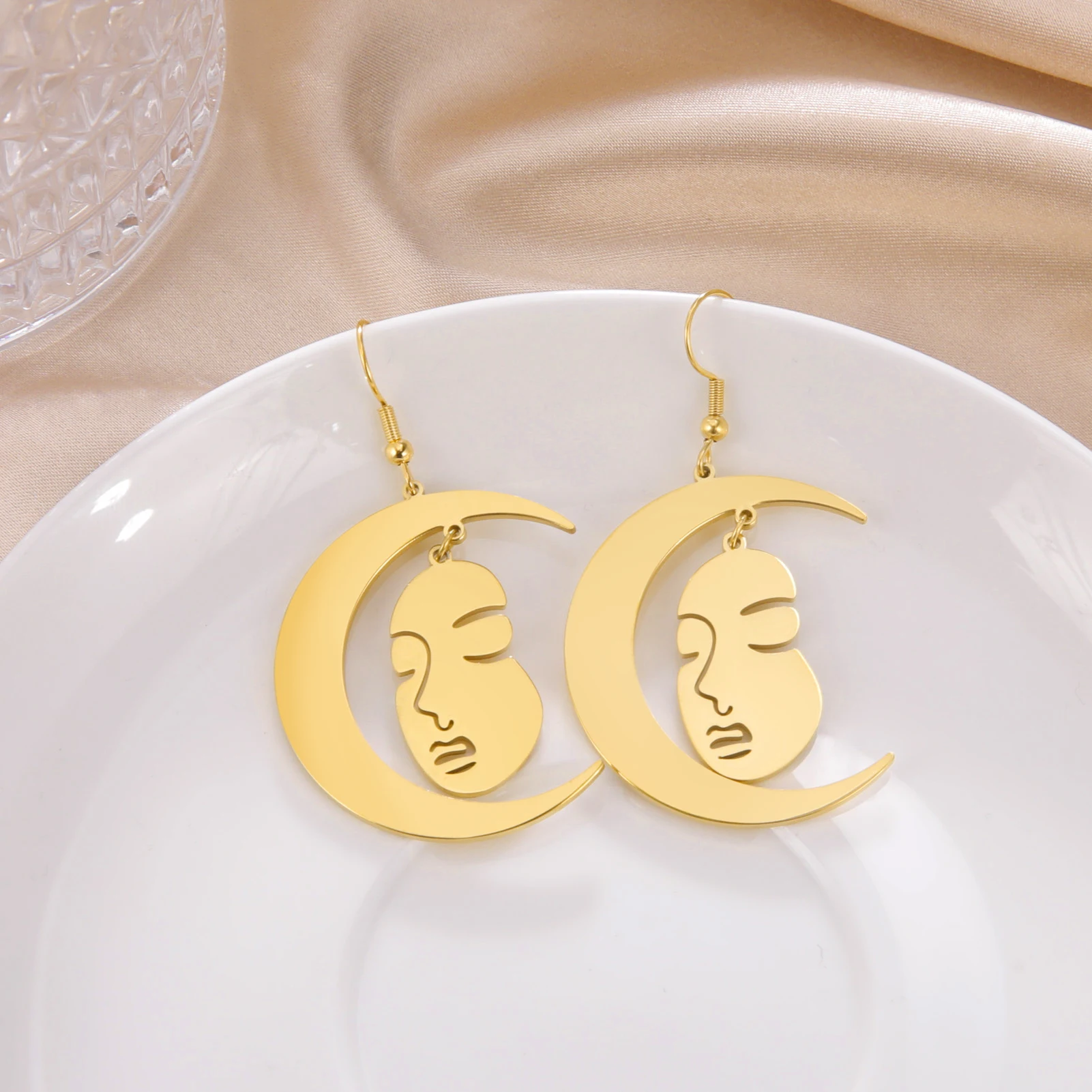 Sipuris Moon Human Graffiti Face Graphic Dangle Earrings For Women Stainless Steel Vintage Geometric Pendants Jewelry Gifts New
Sipuris Moon Human Graffiti Face Graphic Dangle Earrings For Women Stainless Steel Vintage Geometric Pendants Jewelry Gifts New