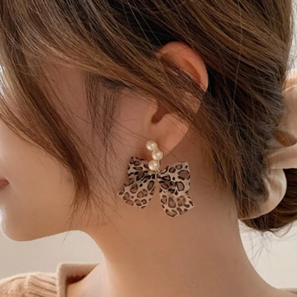 1 Pair Women Earrings Leopard Pattern Cloth Bow-knot Jewelry All Match Faux Pearl Dangle Earrings for Daily Wear
1 Pair Women Earrings Leopard Pattern Cloth Bow-knot Jewelry All Match Faux Pearl Dangle Earrings for Daily Wear