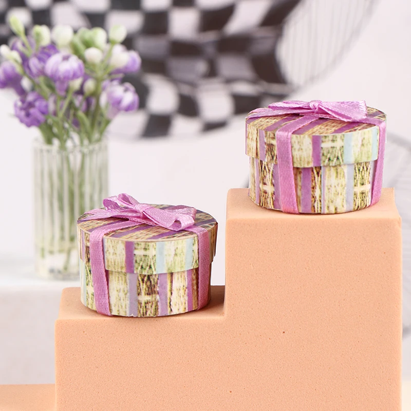 1Pc 1:12 Dollhouse Miniature Bow Gift Box Birthday Packing Box Christmas Decoration Toy Doll House Accessories
1Pc 1:12 Dollhouse Miniature Bow Gift Box Birthday Packing Box Christmas Decoration Toy Doll House Accessories