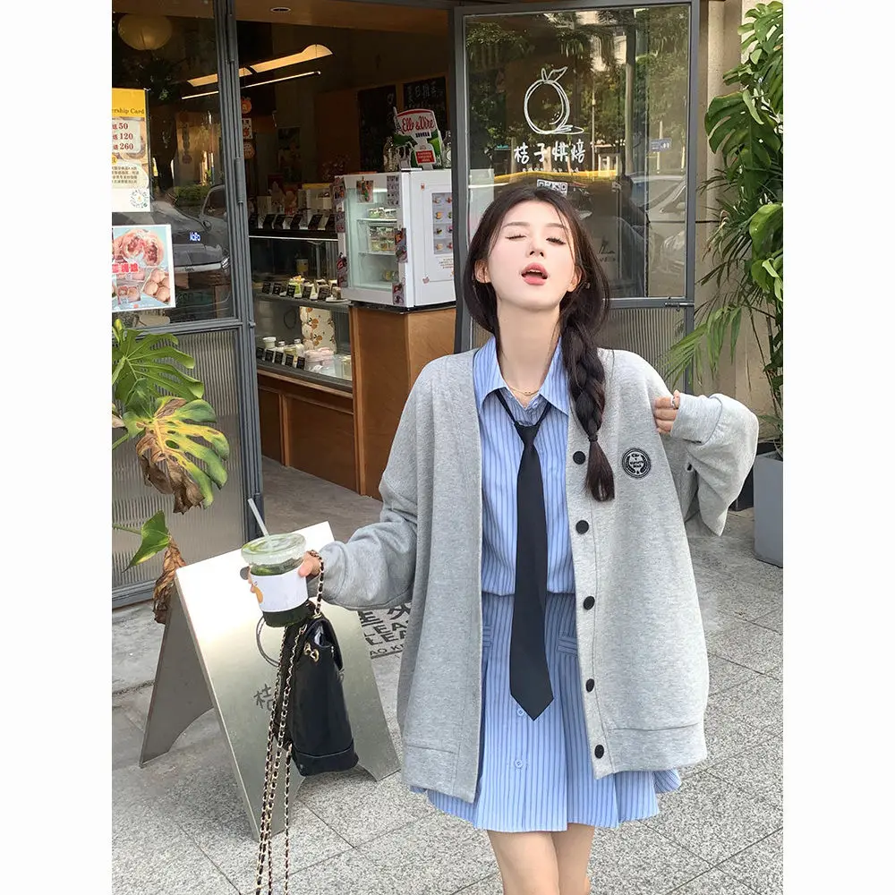 Grey knitted cardigan college style long sleeved single breasted coat women's early autumn loose embroidery V-neck cardigan top
Grey knitted cardigan college style long sleeved single breasted coat women's early autumn loose embroidery V-neck cardigan top