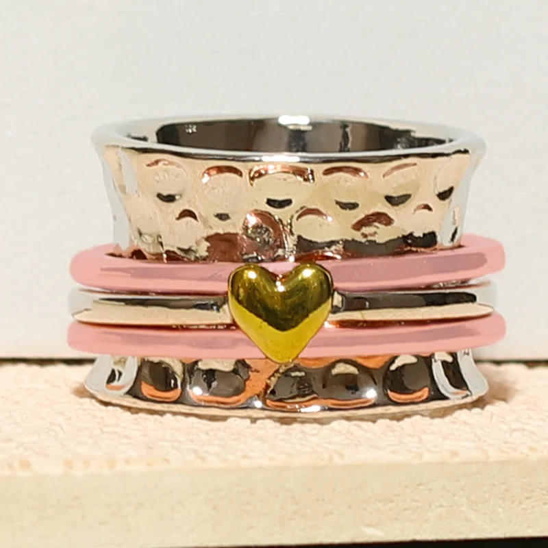 Hundreds of Decompression Rotating Two-color Peach Heart Love Horn Decompression Ring for Women Simple Personality Jewelry
Hundreds of Decompression Rotating Two-color Peach Heart Love Horn Decompression Ring for Women Simple Personality Jewelry