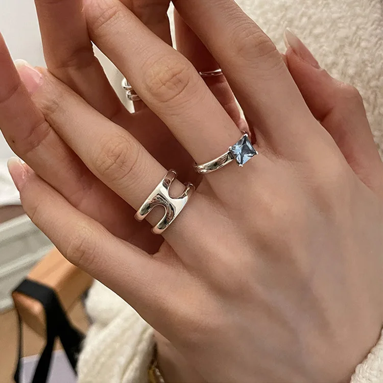 French Luxury Brand Design Blue Crystal Personality Silver Color Letter H Rings For Women Men Friend New Fashion Jewelry 2022
French Luxury Brand Design Blue Crystal Personality Silver Color Letter H Rings For Women Men Friend New Fashion Jewelry 2022