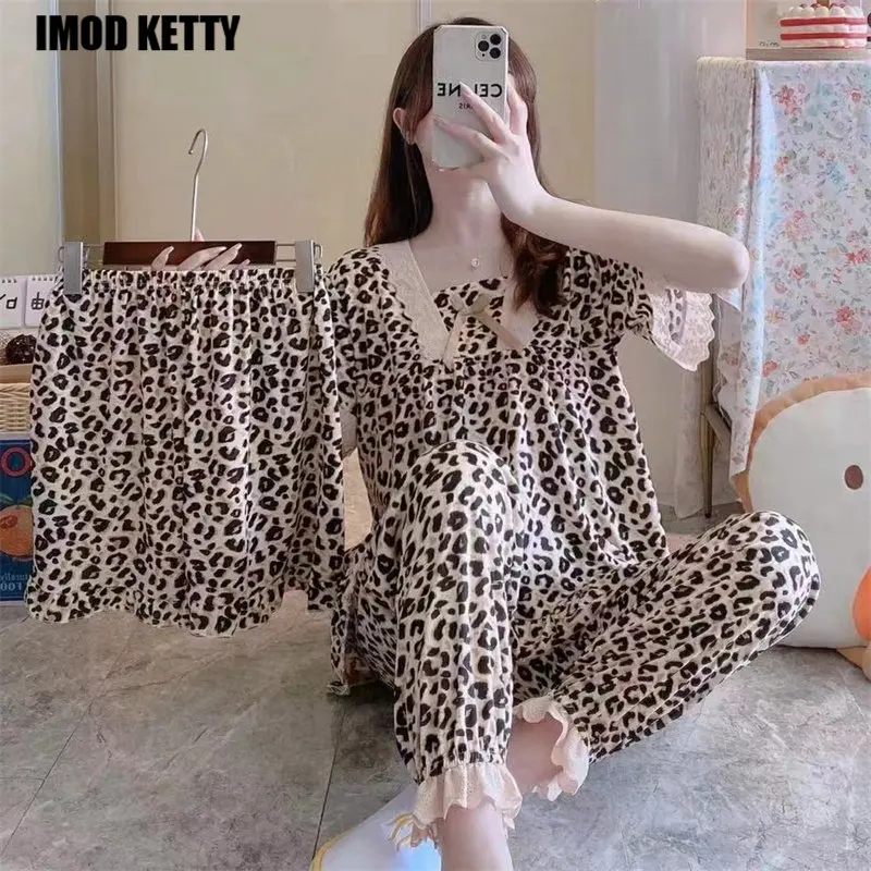Breathable Casual Summer Cozy Pajamas Women's V-neck Lace Pullover Printed Leopard Short Sleeved Pants Three Piece Home Clothes
Breathable Casual Summer Cozy Pajamas Women's V-neck Lace Pullover Printed Leopard Short Sleeved Pants Three Piece Home Clothes