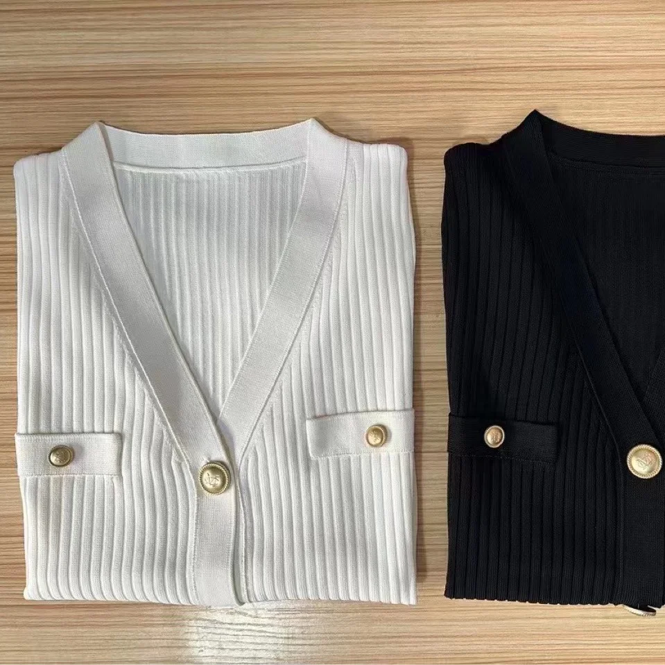 Summer Spring New Product Carved Gold Button V-Neck Short Sleeve Thin Knitted Tees Cardigan
Summer Spring New Product Carved Gold Button V-Neck Short Sleeve Thin Knitted Tees Cardigan