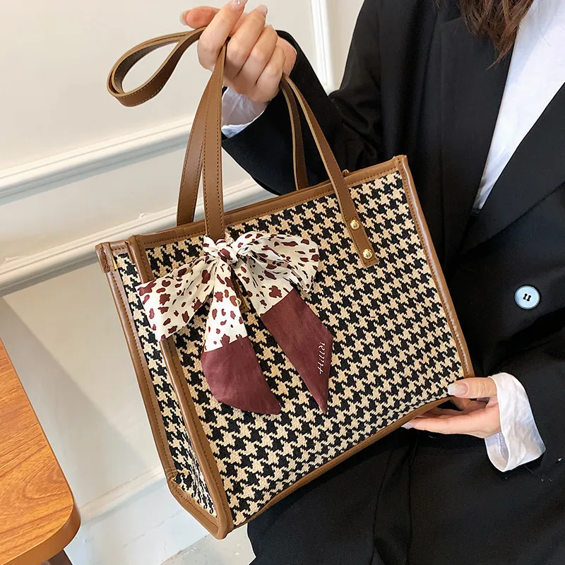 Large Capacity Shoulder Bag for Women Canvas Fashion Designer Plaid Women's Handbag 2022 New Simple Contrast Lady Crossbody
Large Capacity Shoulder Bag for Women Canvas Fashion Designer Plaid Women's Handbag 2022 New Simple Contrast Lady Crossbody