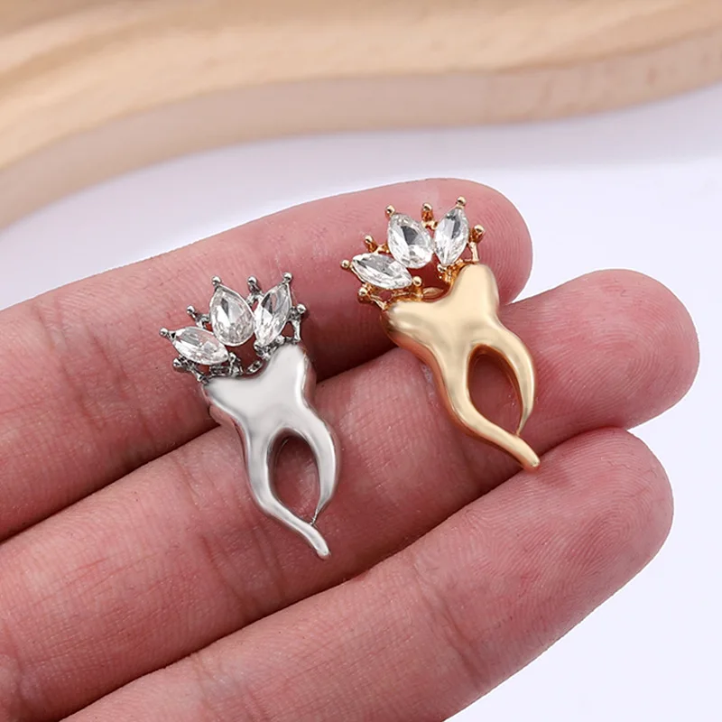 Fashion Diamonds Gold and Silver Teeth Brooch Syringe Thermometer Record Book Guardian Health Combination Badge Enamel Pin
Fashion Diamonds Gold and Silver Teeth Brooch Syringe Thermometer Record Book Guardian Health Combination Badge Enamel Pin