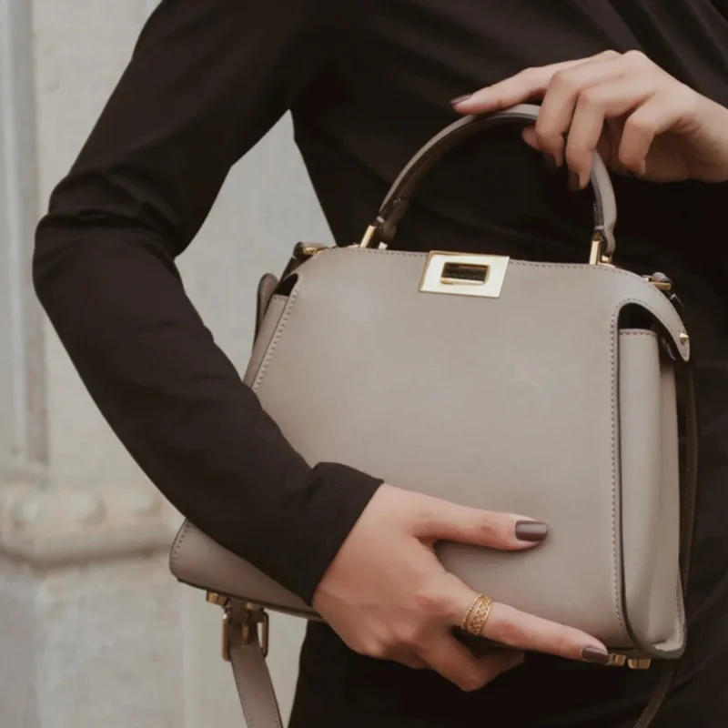 Luxury Fashion Trend Ladies Leather Bucket Bag Rotary Buckle Large Capacity One Shoulder Messenger Handheld Small Square Bag
Luxury Fashion Trend Ladies Leather Bucket Bag Rotary Buckle Large Capacity One Shoulder Messenger Handheld Small Square Bag