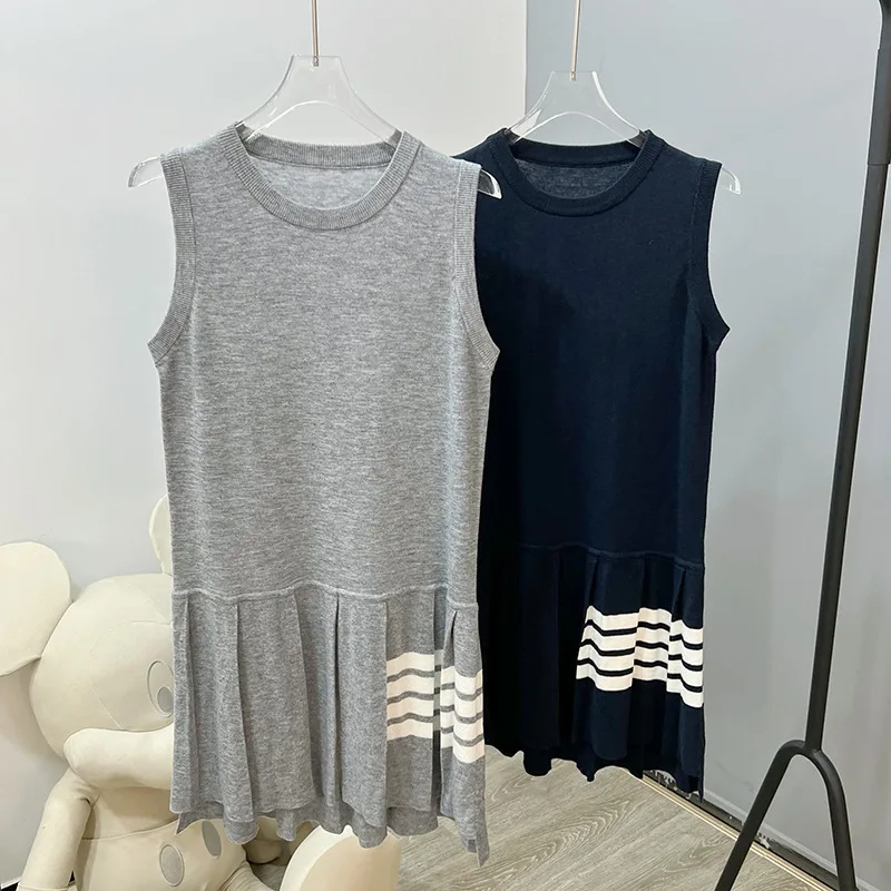 High quality TB Sleeveless Dress Womens Summer New College Style Stitching Wool Pleated Skirt Four Bars Long Casual Skirt.
High quality TB Sleeveless Dress Womens Summer New College Style Stitching Wool Pleated Skirt Four Bars Long Casual Skirt.