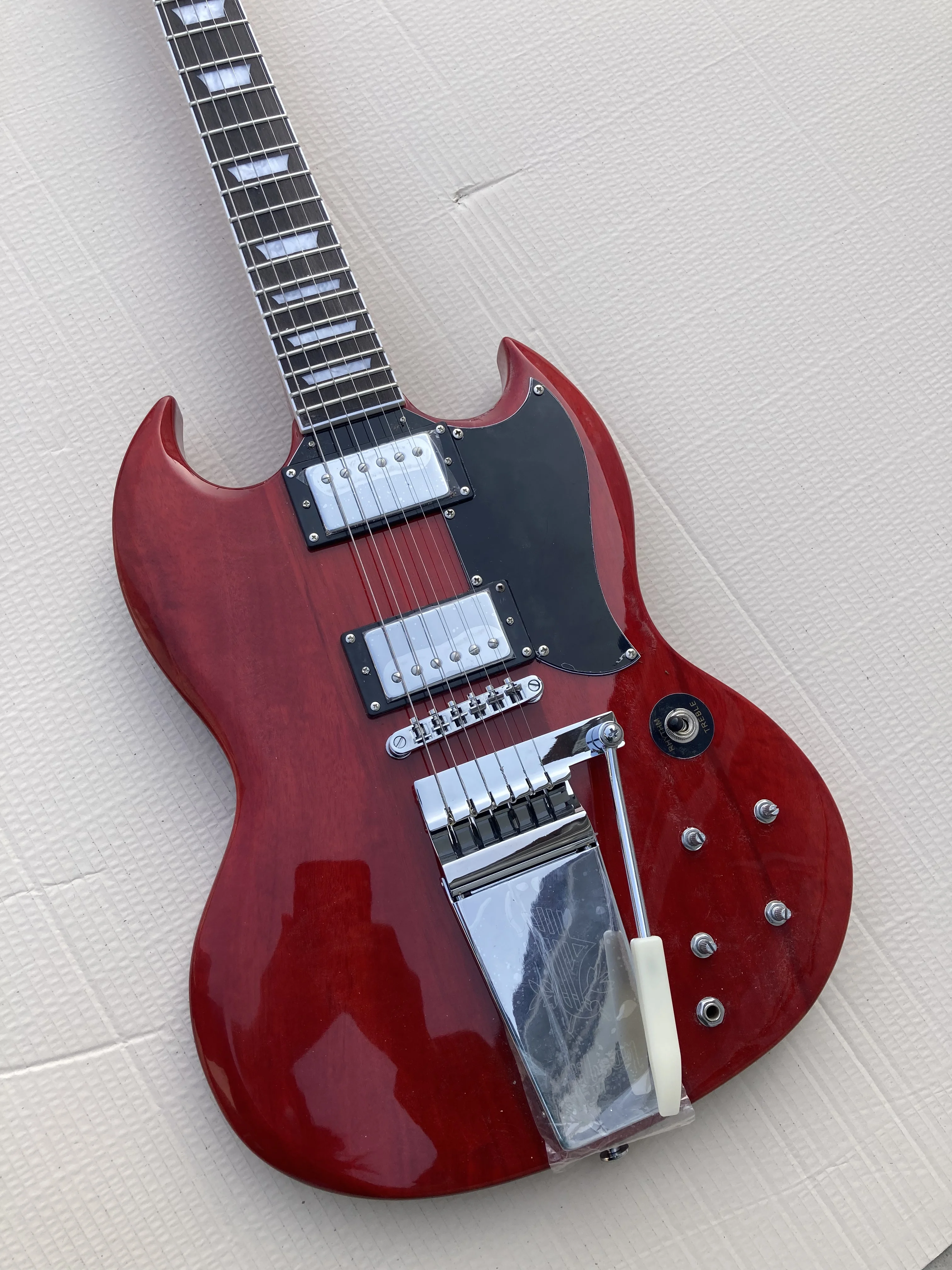 Wine Red 6 String Electric Guitar Mahogany Body And Neck Tremolo Glossy Finish Free Delivery
Wine Red 6 String Electric Guitar Mahogany Body And Neck Tremolo Glossy Finish Free Delivery