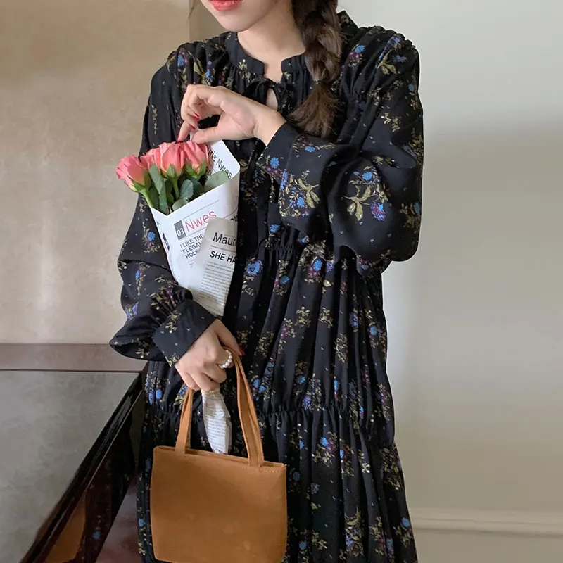 Clothland Women Vintage Black Floral Dress V Neck Lace Up Long Sleeve Chiffon Spring Mid Calf Cute Casual Dresses QB884
Clothland Women Vintage Black Floral Dress V Neck Lace Up Long Sleeve Chiffon Spring Mid Calf Cute Casual Dresses QB884