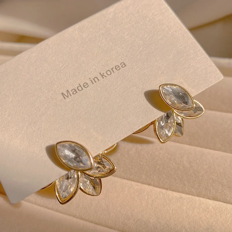 2022 Chic Simple Casual Crystal Leaf Stud Earrings Women Classic Gold Color Jewelry Gift
2022 Chic Simple Casual Crystal Leaf Stud Earrings Women Classic Gold Color Jewelry Gift