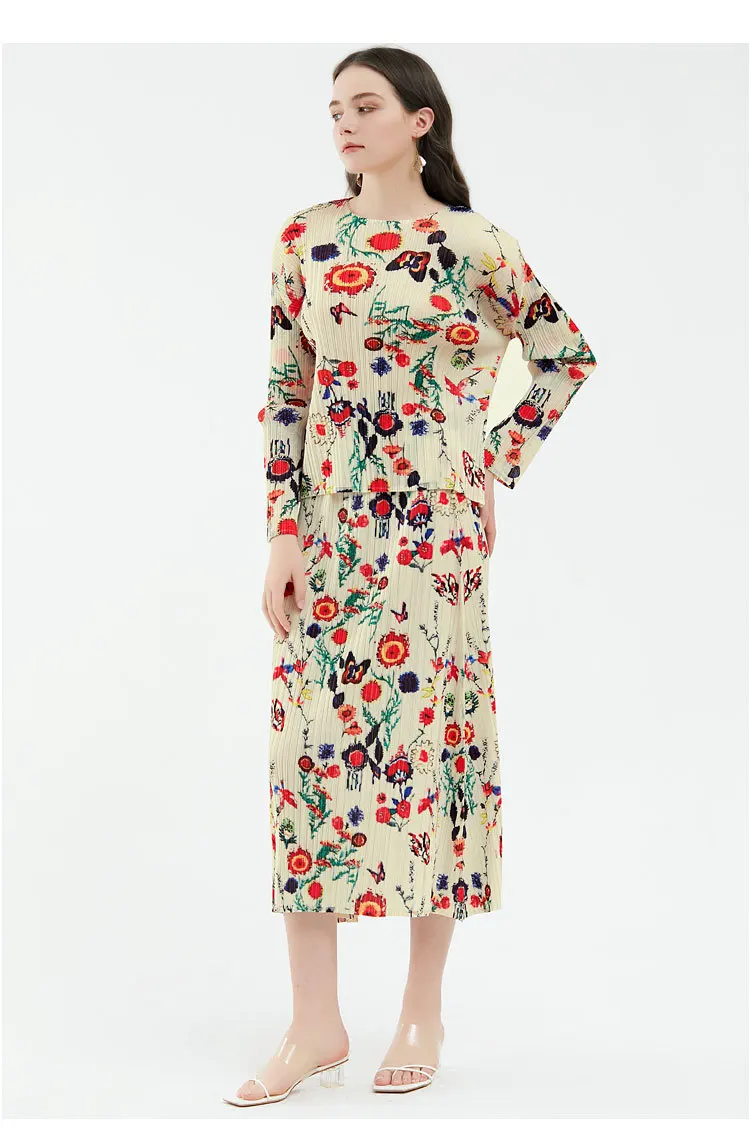Korean version of temperament fashion suit women's round neck all-match top + a word floral skirt two-piece female X263
Korean version of temperament fashion suit women's round neck all-match top + a word floral skirt two-piece female X263