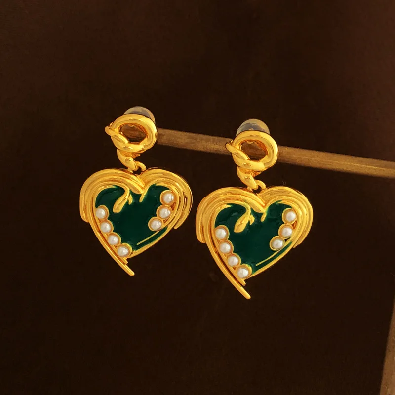 Retro green oil drop earrings golden simple love vintage jewelry for women
Retro green oil drop earrings golden simple love vintage jewelry for women