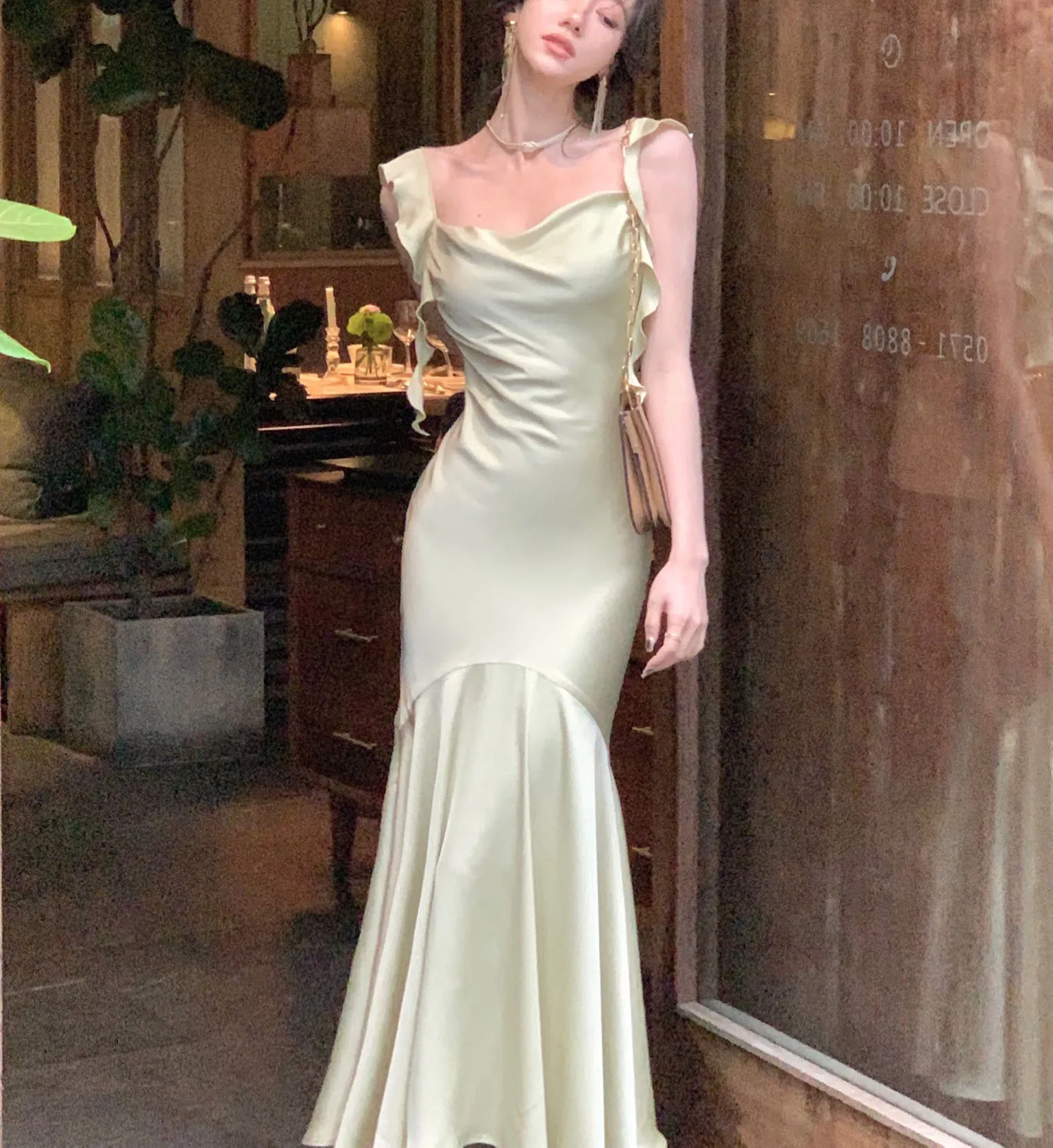 Женское атласное платье с оборками, стильное платье средней длины с квадратным вырезом, облегающее платье-карандаш без рукавов с юбкой-годе, модель S828B
Женское атласное платье с оборками, стильное платье средней длины с квадратным вырезом, облегающее платье-карандаш без рукавов с юбкой-годе, модель S828B