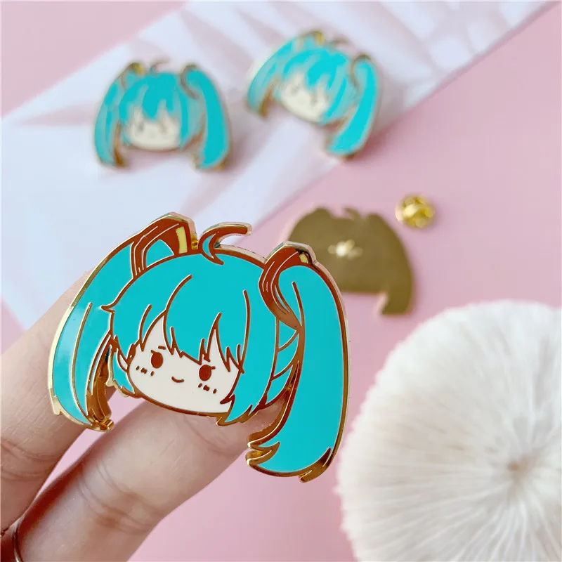 Милый металлический значок Hatsune Miku эмалированная брошь Аниме периферийные двухмерные Аксессуары Украшение для одежды рюкзака подарок
Милый металлический значок Hatsune Miku эмалированная брошь Аниме периферийные двухмерные Аксессуары Украшение для одежды рюкзака подарок