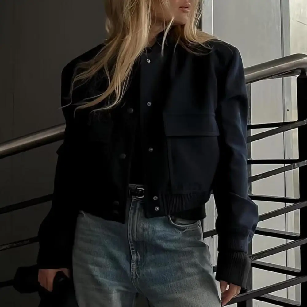 Женская легкая куртка-бомбер с воротником-стойкой и большими карманами
Женская легкая куртка-бомбер с воротником-стойкой и большими карманами