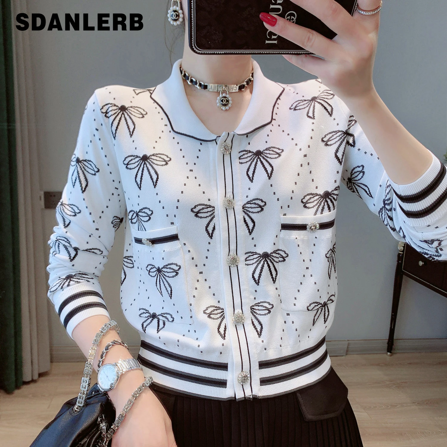 2022 Early Autumn Clothing New Temperament Long Sleeve Bow Jacquard Rhinestone Single-Breasted Sweater Cardigan for Women
2022 Early Autumn Clothing New Temperament Long Sleeve Bow Jacquard Rhinestone Single-Breasted Sweater Cardigan for Women