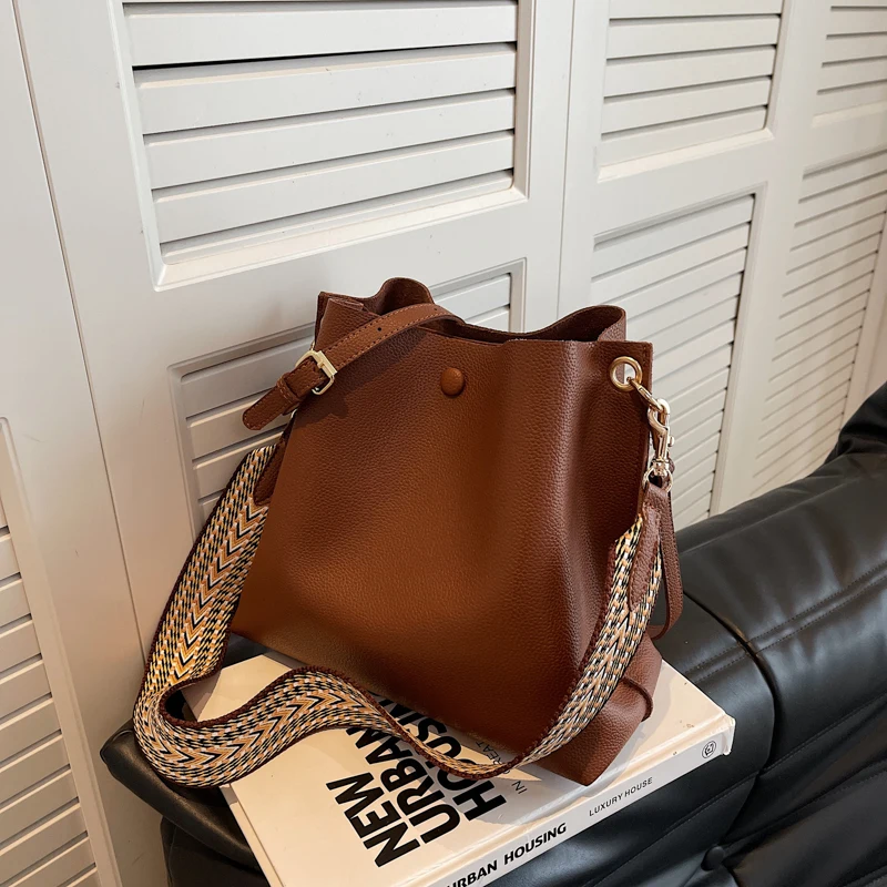 Ladies Simple Large Bags Fashion Casual Bucket Bags Solid Color Leather Ladies Bags Bags Wide Straps Shoulder Bags Messenger Bag
Ladies Simple Large Bags Fashion Casual Bucket Bags Solid Color Leather Ladies Bags Bags Wide Straps Shoulder Bags Messenger Bag