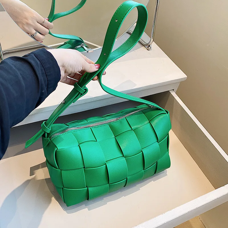 2022 Trend Luxury Designer Crossbody Bags for Women Fashion Woven Pillow Handbags PU Leather Flap Chain Ladies Messenger Bags
2022 Trend Luxury Designer Crossbody Bags for Women Fashion Woven Pillow Handbags PU Leather Flap Chain Ladies Messenger Bags