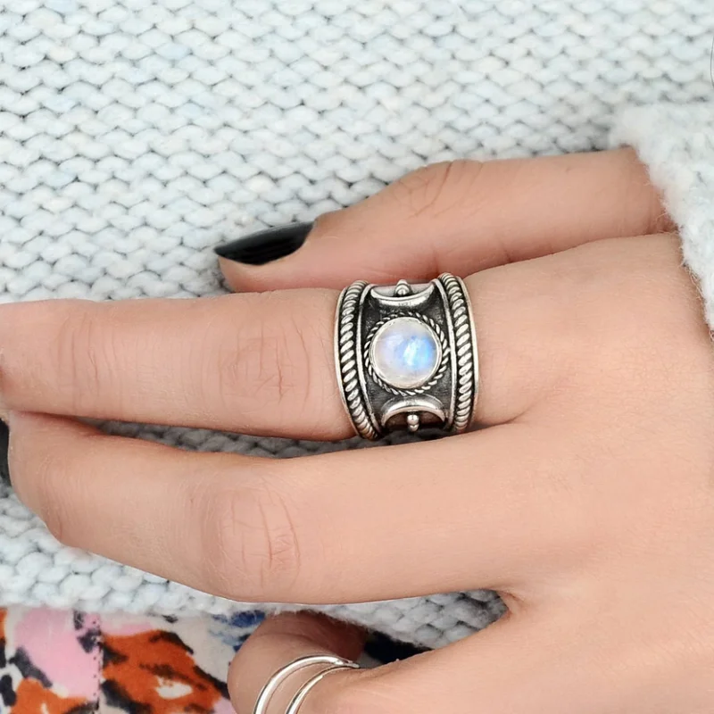 New Pattern Inlaid Gem Moon Retro Ring Women Bohemian Jewelry Wedding Bride Engagement Rings for Men Accessories Luxury Jewelry
New Pattern Inlaid Gem Moon Retro Ring Women Bohemian Jewelry Wedding Bride Engagement Rings for Men Accessories Luxury Jewelry