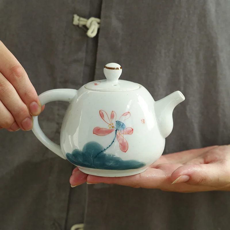 Hand-painted Vintage Ceramic Teapot With Handle Underglaze Color Kung Fu Tea Set Porcelain Tea Pot Household Restaurant Teaware
Hand-painted Vintage Ceramic Teapot With Handle Underglaze Color Kung Fu Tea Set Porcelain Tea Pot Household Restaurant Teaware