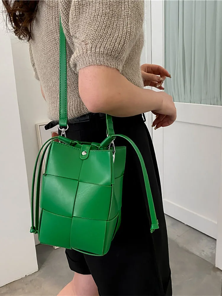 Woven Green Bucket Shoulder Crossbody Bags for Women Fashion Pu Leather Women's Bag Mini Phone Handbag with Purse Female Totes
Woven Green Bucket Shoulder Crossbody Bags for Women Fashion Pu Leather Women's Bag Mini Phone Handbag with Purse Female Totes