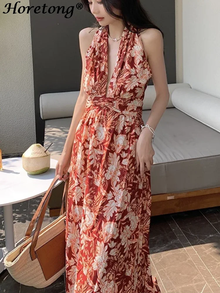 Женское платье с глубоким V-образным вырезом и цветочным принтом 
Женское платье с глубоким V-образным вырезом и цветочным принтом