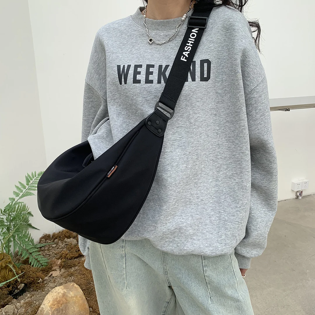 Leisure New Moon Bag Women's High Capacity Wide Shoulder Strap Crossbody Nylon Fabric
Leisure New Moon Bag Women's High Capacity Wide Shoulder Strap Crossbody Nylon Fabric