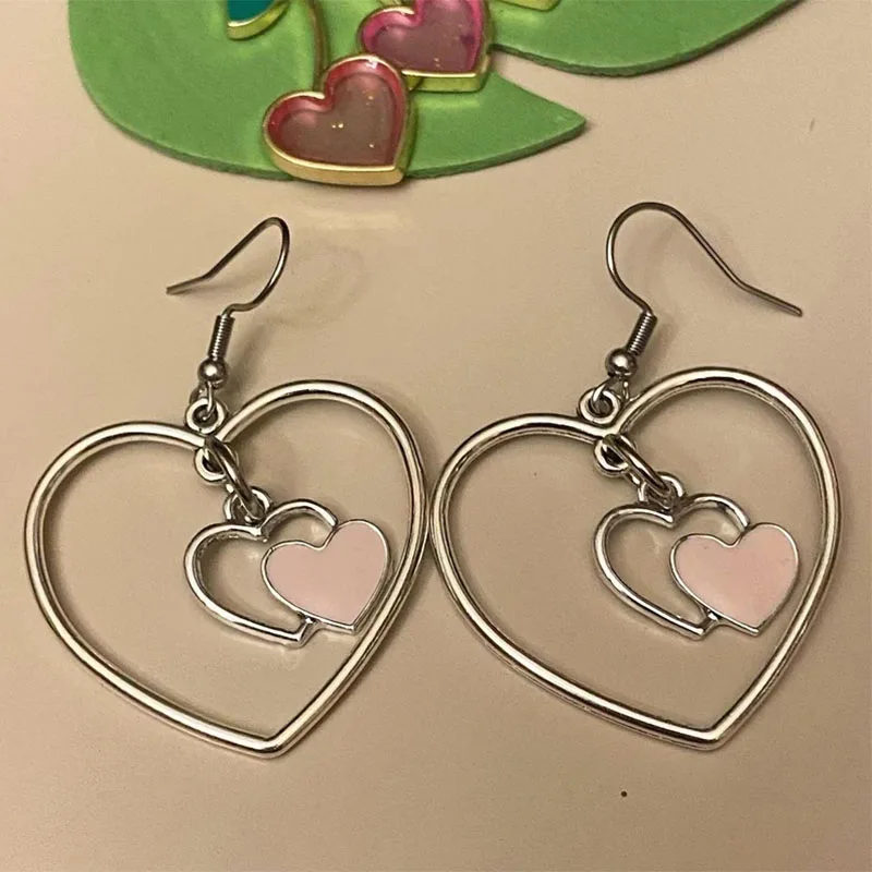 heart shaped hoops Y2K 2022 Love earrings silver Hollowed Out Geometric Heart shaped Sweet Earrings Female Jewelry Fashion
heart shaped hoops Y2K 2022 Love earrings silver Hollowed Out Geometric Heart shaped Sweet Earrings Female Jewelry Fashion