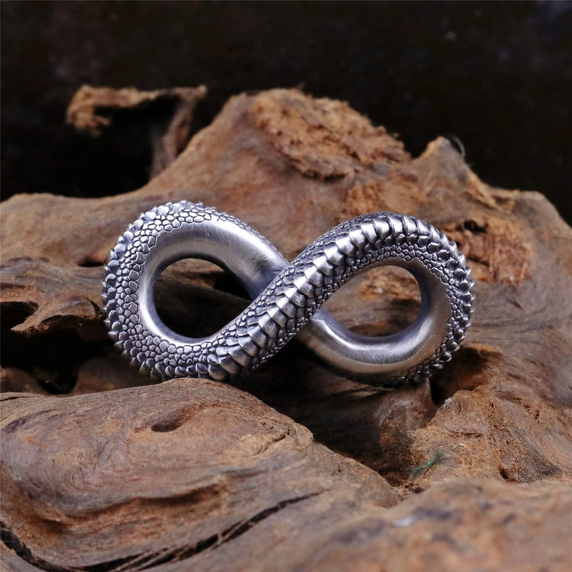 Fashion Silver Color 8 Infinity Shape Pendant for Men Women's Cool Punk Sweater Pendant Unisex Party Jewelry Accessories
Fashion Silver Color 8 Infinity Shape Pendant for Men Women's Cool Punk Sweater Pendant Unisex Party Jewelry Accessories