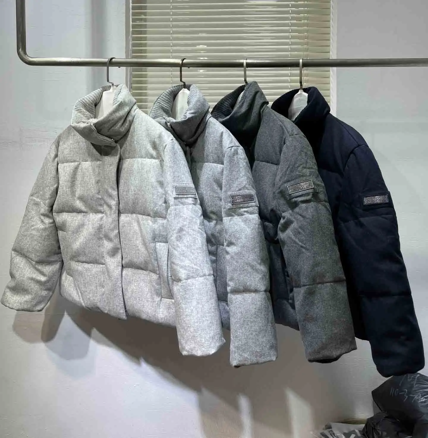 Winter women chain white goose down coats thick warm stand collar down overcoats
Winter women chain white goose down coats thick warm stand collar down overcoats