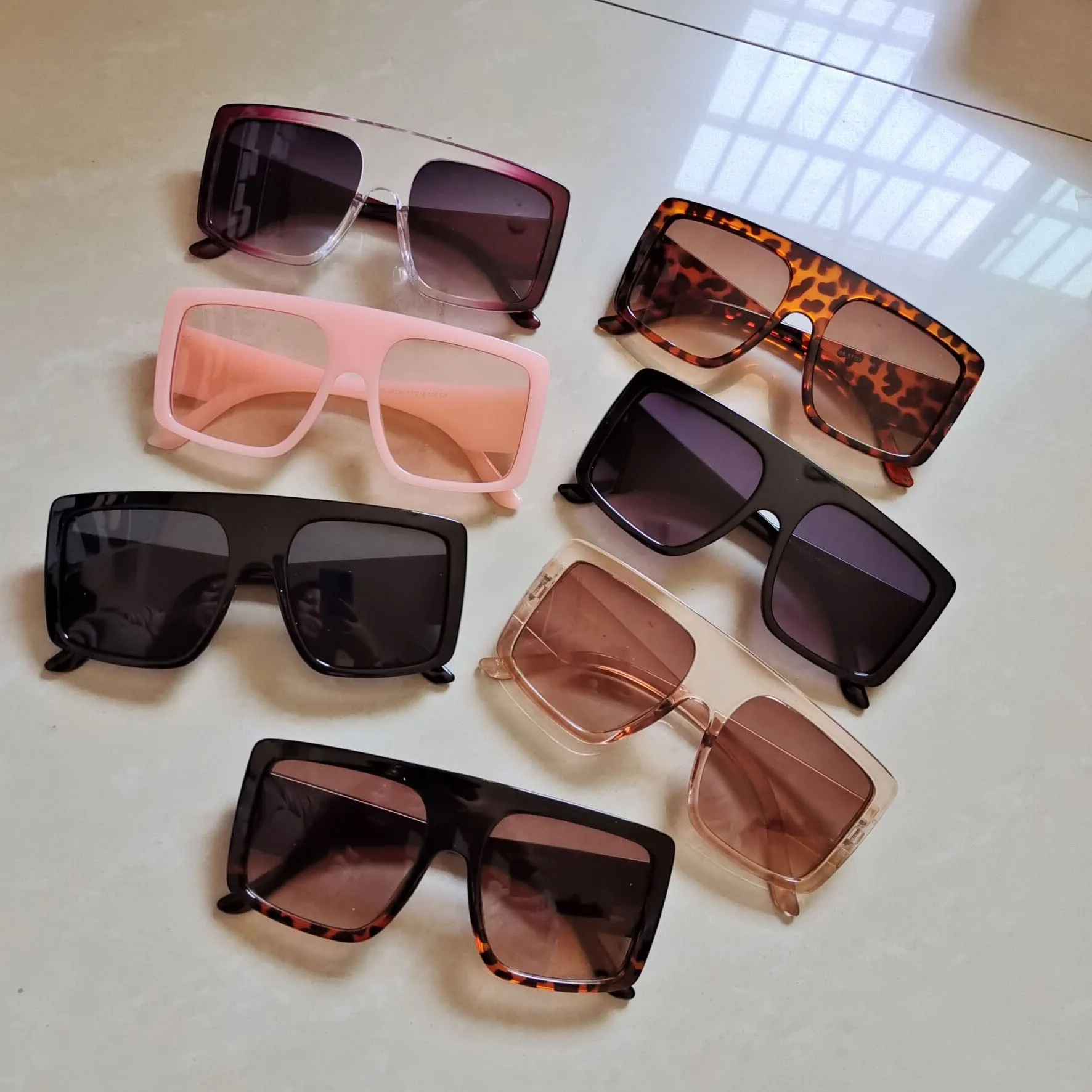 Vintage Sunglasses Women 2020 Luxury Brand Big Frame Square Oversized Sun Glasse Men UV400 Sunglasses Frame Eyewear Gafas De Sol
Vintage Sunglasses Women 2020 Luxury Brand Big Frame Square Oversized Sun Glasse Men UV400 Sunglasses Frame Eyewear Gafas De Sol