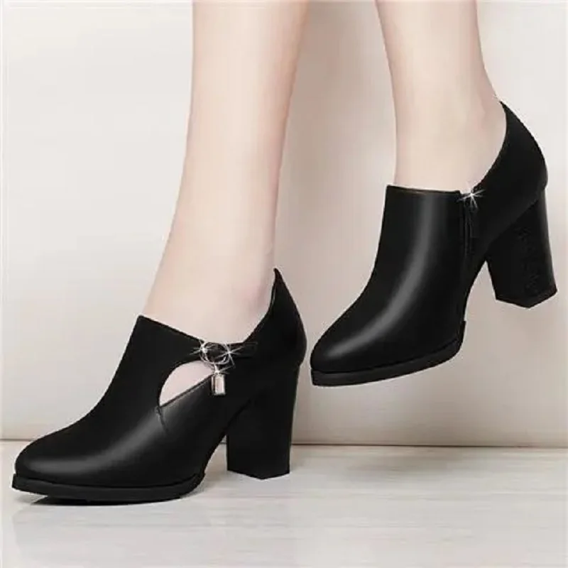 Fashion Black High Quality Square Heel Ankle Boots for Autumn & Winter Women Casual Short Boots for Office Femmes Bottes E647d 
Fashion Black High Quality Square Heel Ankle Boots for Autumn & Winter Women Casual Short Boots for Office Femmes Bottes E647d