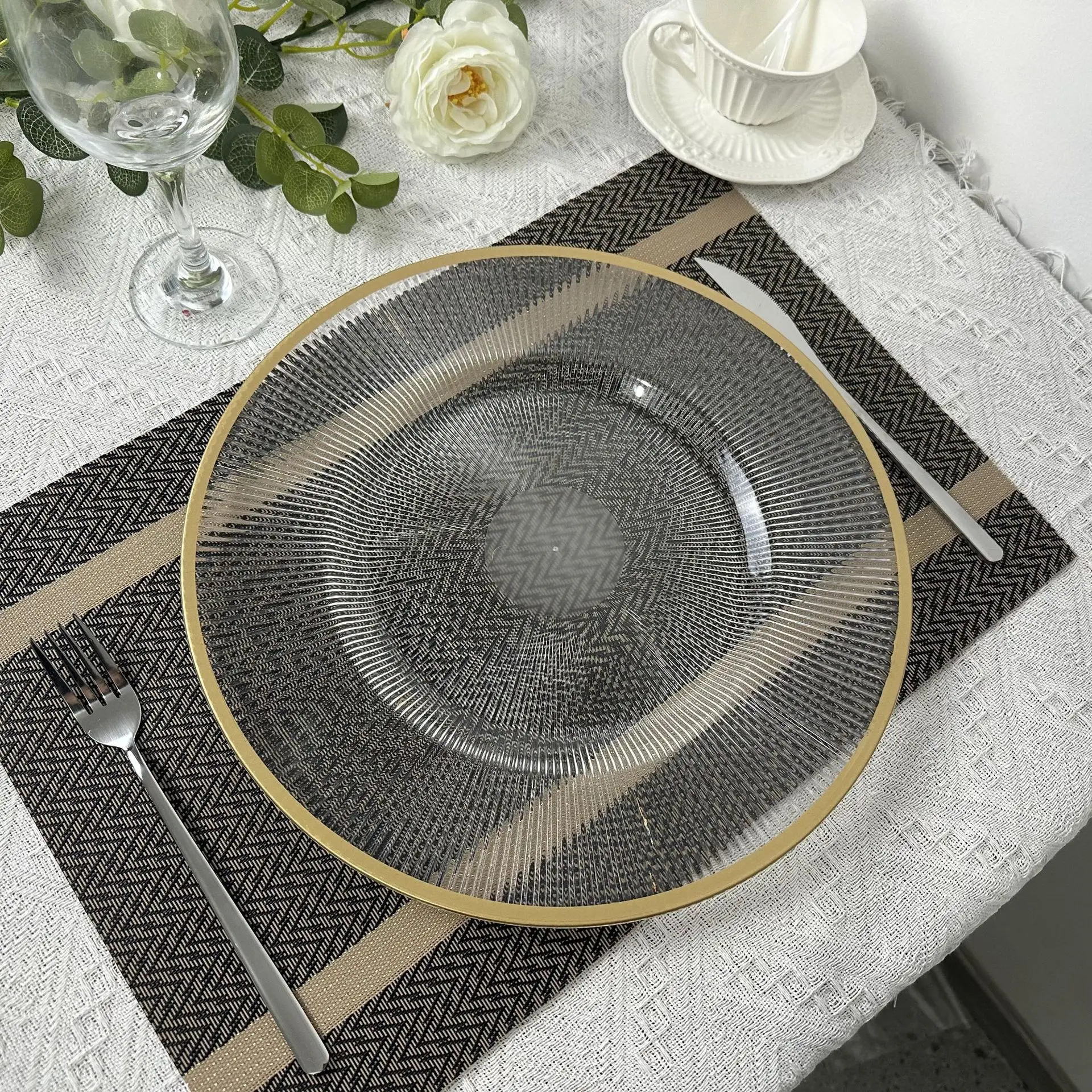

Clear Charger Plates 13 Inch Plastic Round Dinner Plate with Gold Rim Dinner Table Decorative Plate for Wedding Birthday Brida
