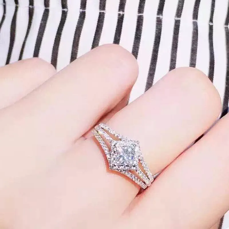 Classic Square Crystal Engagement Ring for Women Female AAA White Cubic Zirconia Silver Color Party Wedding Jewelry
Classic Square Crystal Engagement Ring for Women Female AAA White Cubic Zirconia Silver Color Party Wedding Jewelry