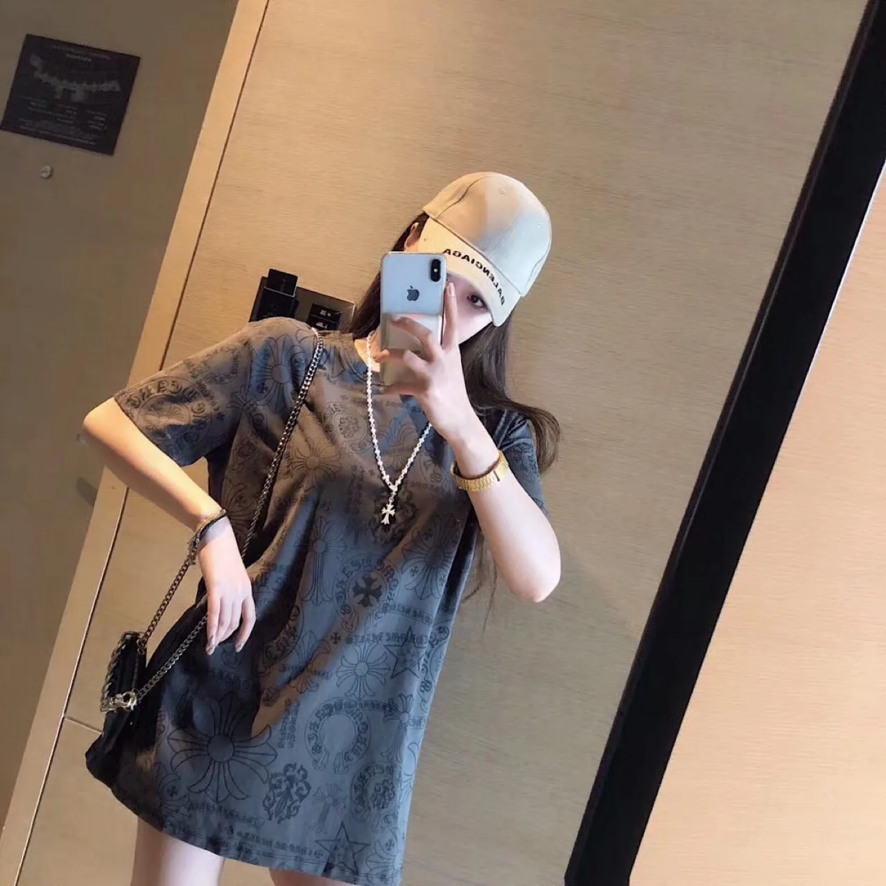 2022 Spring And Summer Brand Full Print Logo Tees Loose Mid-length Retro Short-sleeved T-shirt Women's With Trendy Necklace
2022 Spring And Summer Brand Full Print Logo Tees Loose Mid-length Retro Short-sleeved T-shirt Women's With Trendy Necklace