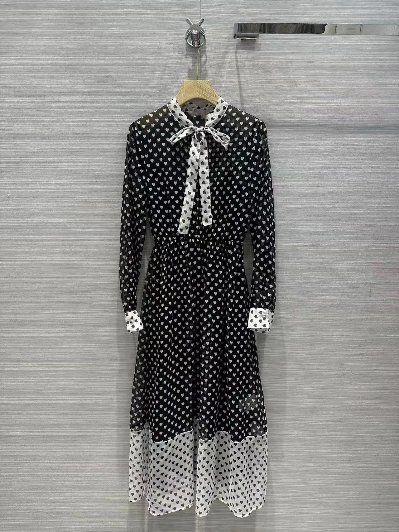 High Quality 2023 Summer Women Fashion Runway Vintage Holiday Long Dot Print Dress Ladies Slim Hot Sale Silk Dresses
High Quality 2023 Summer Women Fashion Runway Vintage Holiday Long Dot Print Dress Ladies Slim Hot Sale Silk Dresses