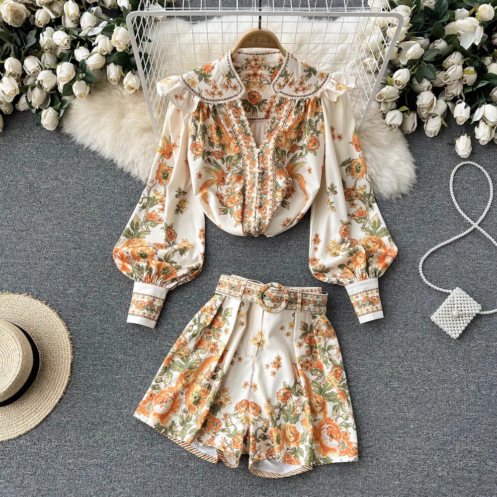 European and American fashion suits women's palace style printed V-neck puff-sleeved shirt high-waisted shorts two-piece
European and American fashion suits women's palace style printed V-neck puff-sleeved shirt high-waisted shorts two-piece