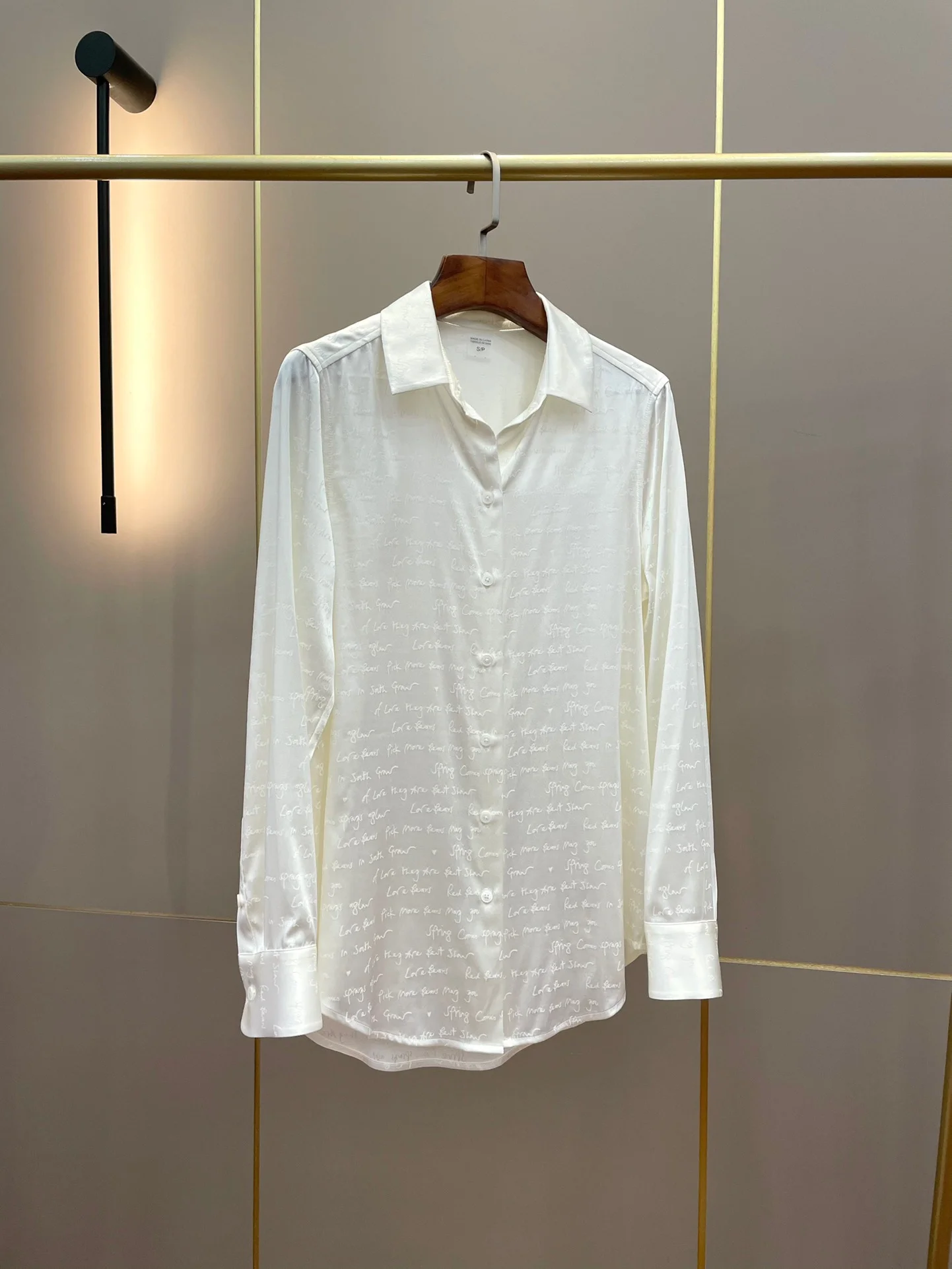 2022 Spring and Autumn Heavy Silk Jacquard Women's Shirt
2022 Spring and Autumn Heavy Silk Jacquard Women's Shirt