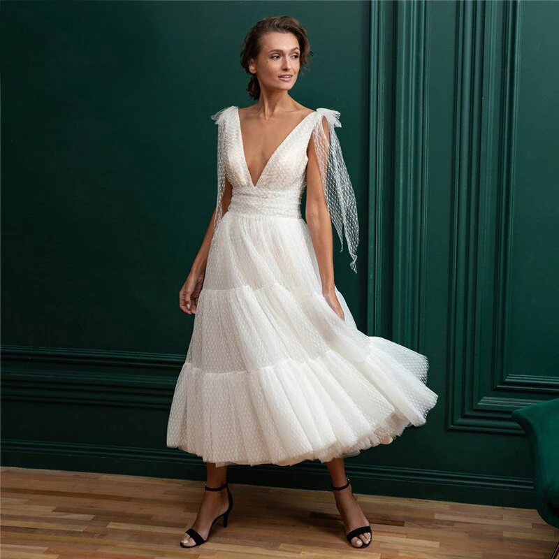 Платье свадебное длинное в горошек с рюшами и V-образным вырезом
Платье свадебное длинное в горошек с рюшами и V-образным вырезом