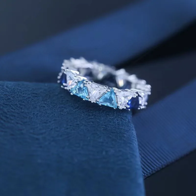 Sterling Silver Shijia Triangle Diamond Ring Female European and American Famous Light Luxury Design Temperament Personalized Br
Sterling Silver Shijia Triangle Diamond Ring Female European and American Famous Light Luxury Design Temperament Personalized Br