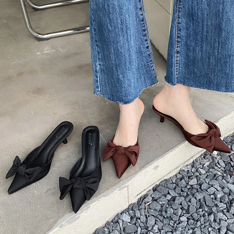 Женские шлепанцы на высоком каблуке, роскошные шлепанцы с узлом-бабочкой, брендовые Шлепанцы из шелка, туфли с закрытым носком для вечерние,...
Женские шлепанцы на высоком каблуке, роскошные шлепанцы с узлом-бабочкой, брендовые Шлепанцы из шелка, туфли с закрытым носком для вечерние,...