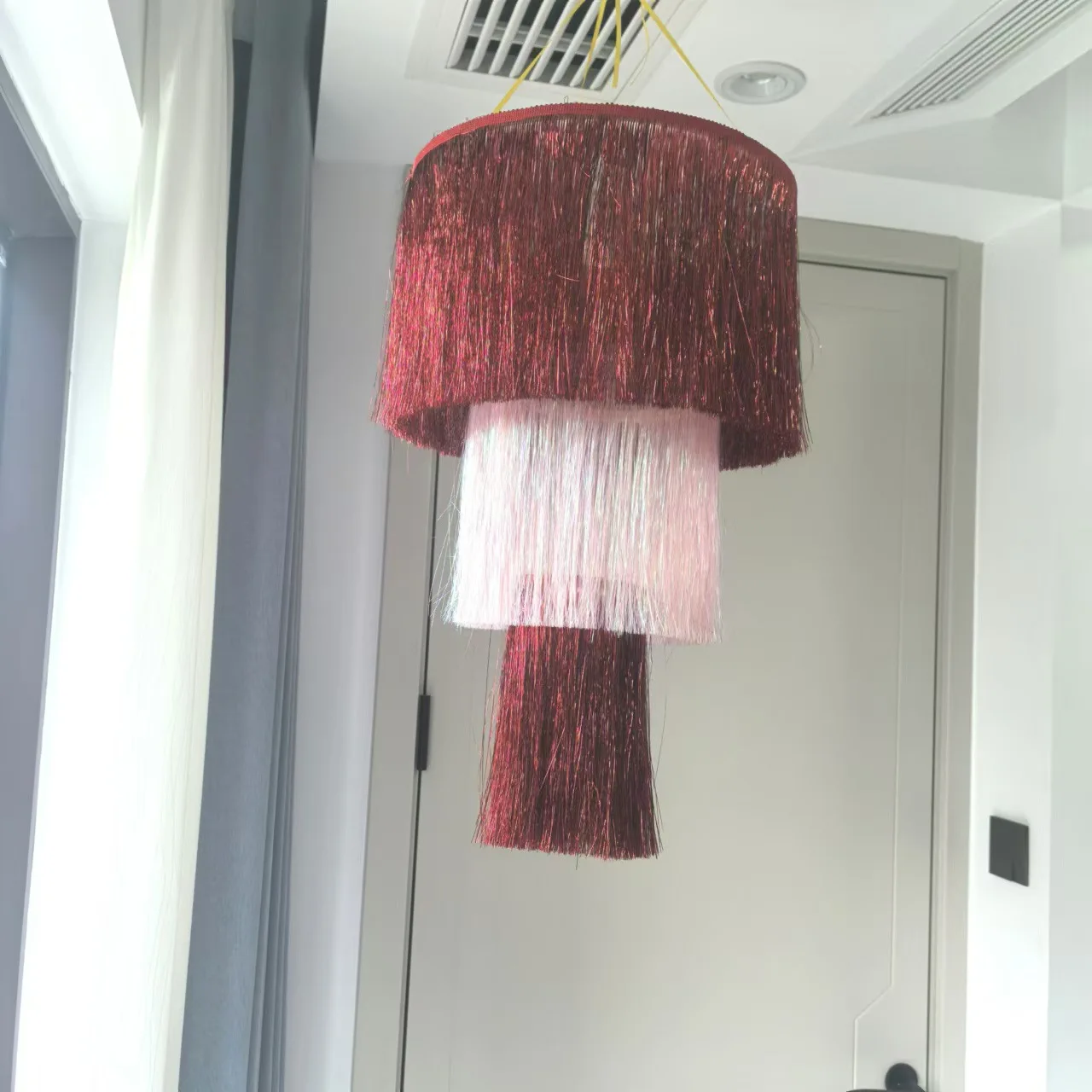 Красная розовая подвесная люстра с кисточками
Красная розовая подвесная люстра с кисточками