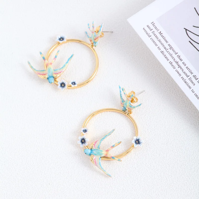 Европейские и американские ювелирные изделия, индивидуальные темпераментные эмалированные цветные серьги-кольца с цветами Ласточки и гла...
Европейские и американские ювелирные изделия, индивидуальные темпераментные эмалированные цветные серьги-кольца с цветами Ласточки и гла...