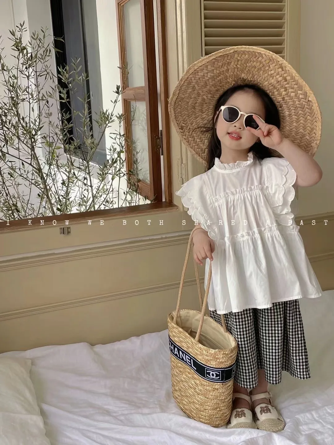 

2023 Korean Summer Children Girl Tops Cotton Solid Printed Love Patched Lace Ruched Shirt Fly Sleeve Peter Pan Collar Clothing